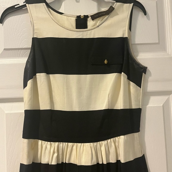 Limited black and white sleeveless striped dress - Picture 2 of 5